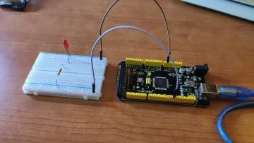 Tarjeta Arduino Mega con breadboard que tiene un led